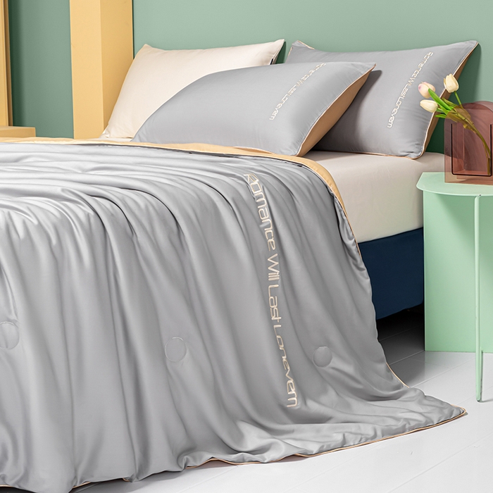 91家纺网 家纺一手货源 找家纺 子由家居 2025新款水洗真丝轻奢绣花系列夏被四件套 轻奢绣花-浅灰