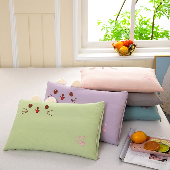91家纺网 家纺一手货源 找家纺 九州枕芯2025新款水洗纯棉调皮猫儿童枕 枕头枕芯 主图