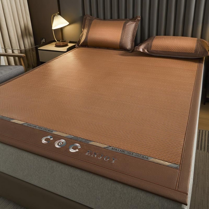 91家纺网 家纺一手货源 找家纺 鑫琪莱家纺 2025新款PE雪藤刺绣工艺款凉席风尚韩藤