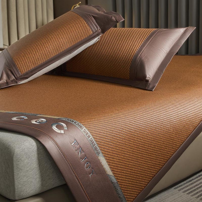 91家纺网 家纺一手货源 找家纺 鑫琪莱家纺 2025新款PE雪藤刺绣工艺款凉席臻品御藤