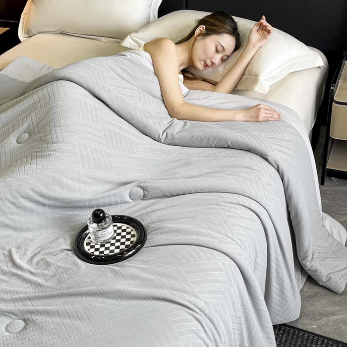 91家纺网 家纺一手货源 找家纺 子由家居 2025新款凉感丝浮雕提花大豆夏被被子被芯 经典格-浅灰