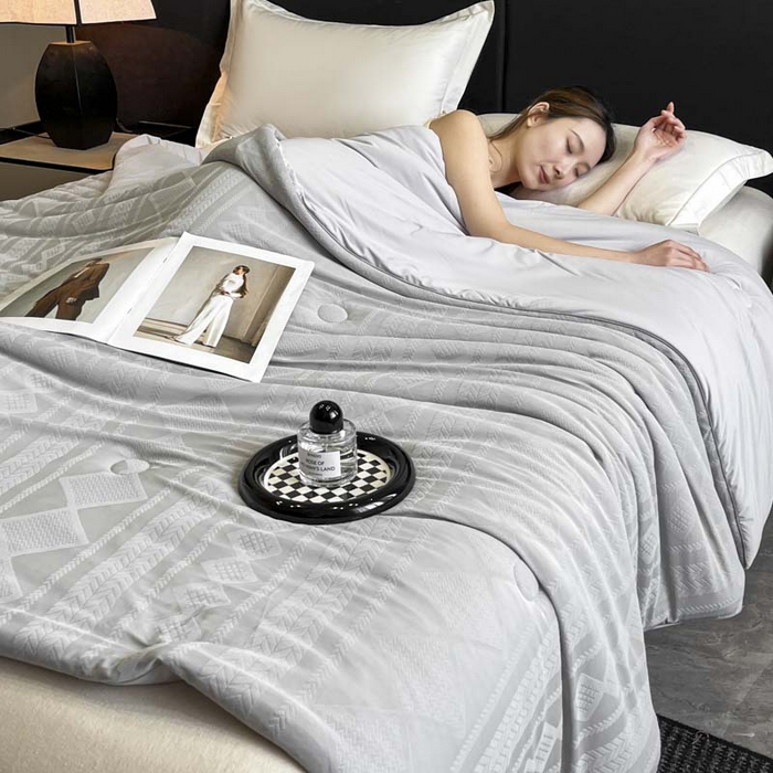 91家纺网 家纺一手货源 找家纺 子由家居 2025新款凉感丝浮雕提花大豆夏被被子被芯 菱形纹-浅灰