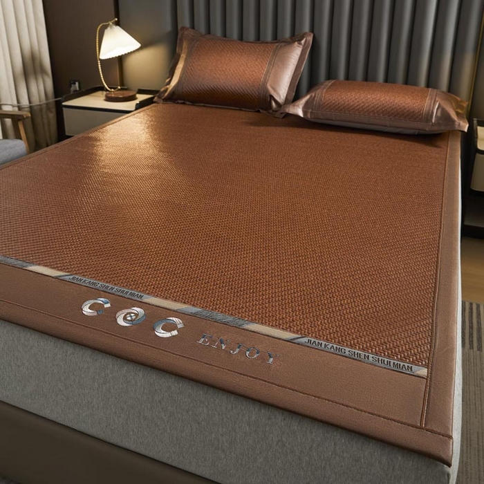 91家纺网 家纺一手货源 找家纺 鑫琪莱家纺 2025新款PE雪藤刺绣工艺款凉席典雅贡藤-咖