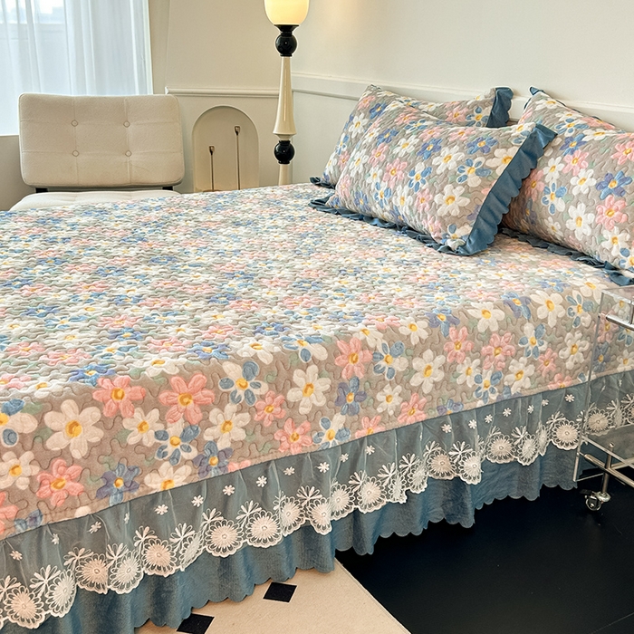 91家纺网 家纺一手货源 找家纺 （总）珍爱家纺 2025新款冬季加厚夹棉保暖牛奶绒蕾丝花边床盖床裙单件三件套双人四件套