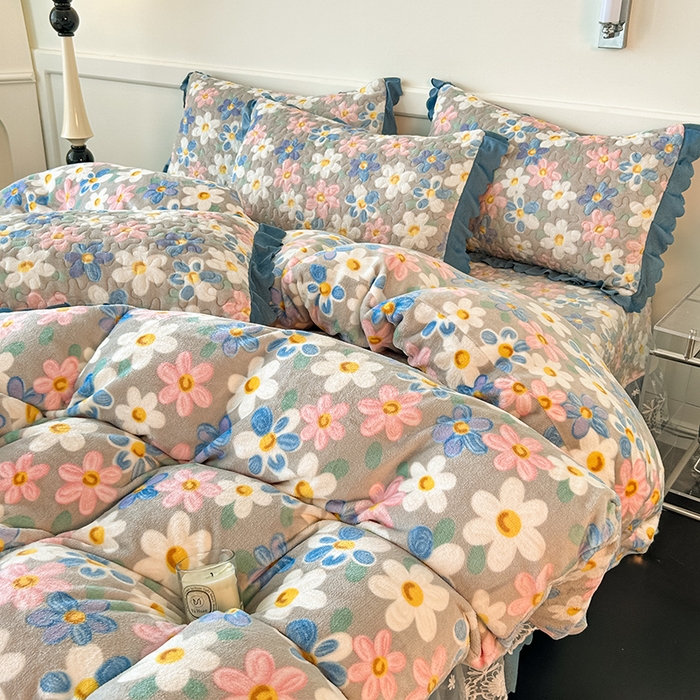 91家纺网 家纺一手货源 找家纺 珍爱家纺 2025新款冬季加厚夹棉保暖牛奶绒蕾丝花边床盖床裙单件三件套双人四件套 美丽花园