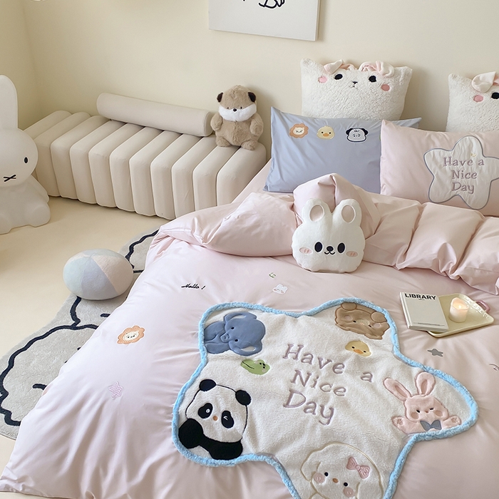 91家纺网 家纺一手货源 找家纺 （总）星野 2025新款40支斜纹全棉精致刺绣四件套-可爱小站(送抱枕)