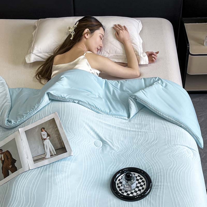 91家纺网 家纺一手货源 找家纺 子由家居 2025新款凉感丝浮雕提花大豆夏被被子被芯 曲线纹-天蓝