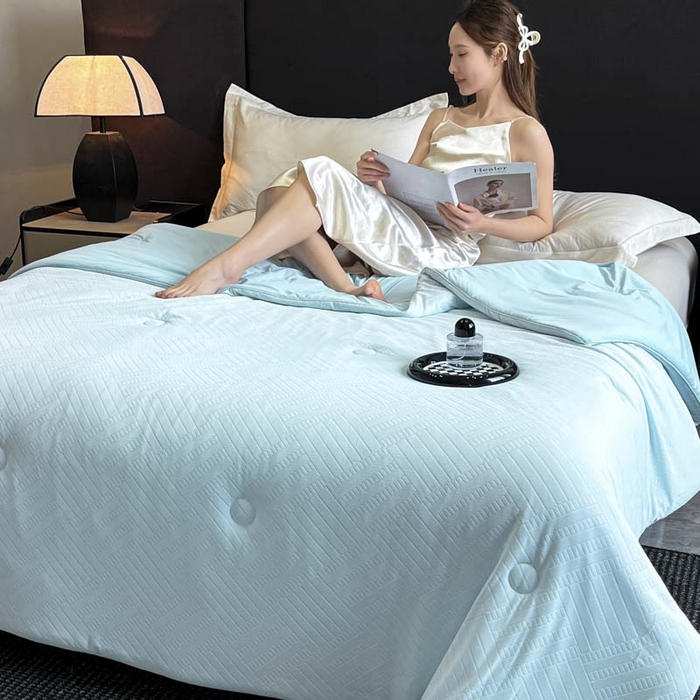 91家纺网 家纺一手货源 找家纺 子由家居 2025新款凉感丝浮雕提花大豆夏被被子被芯 经典格-天蓝