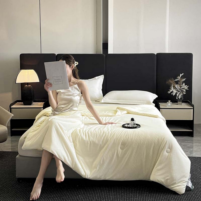 91家纺网 家纺一手货源 找家纺 子由家居 2025新款凉感丝浮雕提花大豆夏被被子被芯 经典格-米白