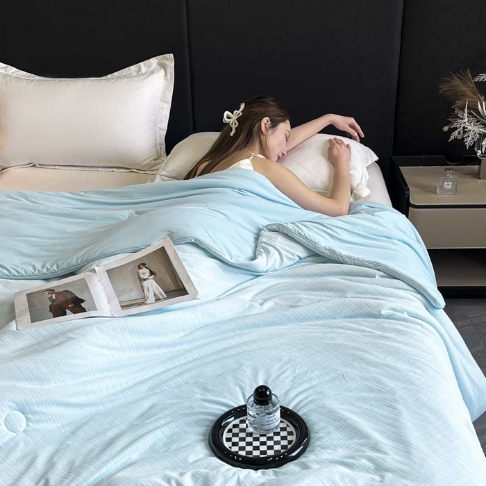 91家纺网 家纺一手货源 找家纺 子由家居 2025新款凉感丝浮雕提花大豆夏被被子被芯 经典格-天蓝