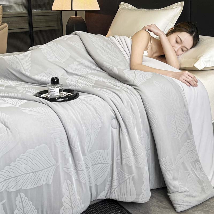 91家纺网 家纺一手货源 找家纺 子由家居 2025新款凉感丝浮雕提花大豆夏被被子被芯 枫叶-浅灰