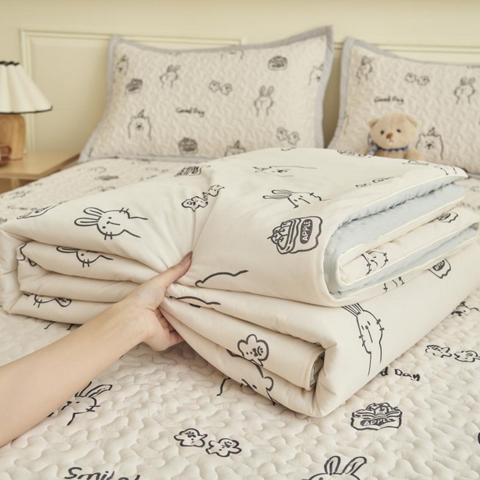 91家纺网 家纺一手货源 找家纺 子由家居 2025新款凉感丝豆豆夏被四件套 凉感豆豆被-小熊博士