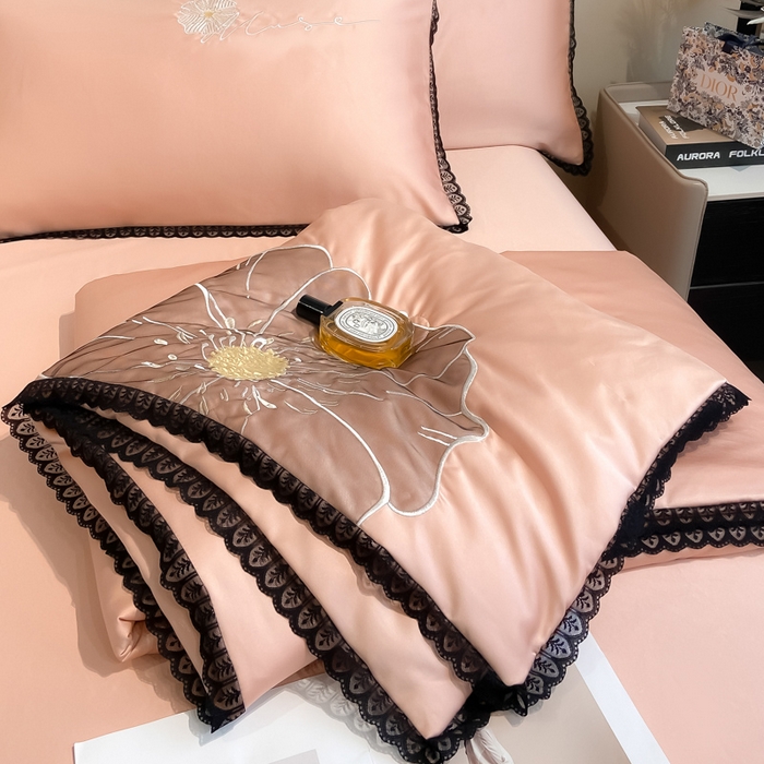 91家纺网 家纺一手货源 找家纺 子由家居 2025新款水洗真丝贴布绣花花边夏被四件套-太阳花 太阳花-浅粉