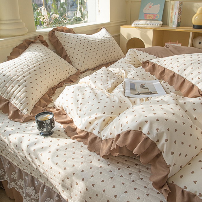 91家纺网 家纺一手货源 找家纺 珍爱家纺 2025新款A类针织棉双层纱夹棉床盖床裙花边单件三件四件套 小心心咖