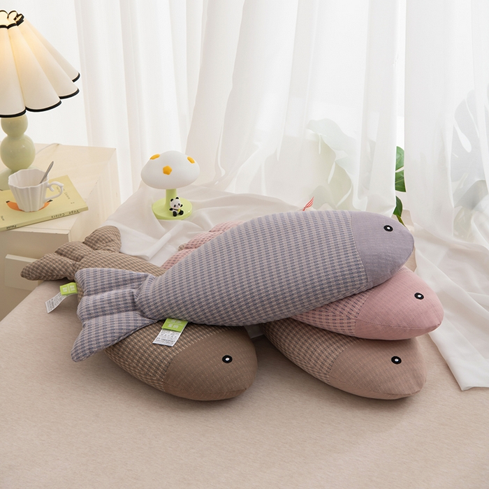 91家纺网 家纺一手货源 找家纺 芯洲 2025年新款荞麦枕年年有鱼水洗棉工艺枕抱枕萌趣枕芯荞麦枕 年年有鱼-爵士咖  24*55cm