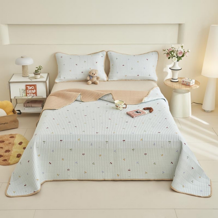 91家纺网 家纺一手货源 找家纺 子由家居 2025新款纯棉印花夹棉床盖 纯棉床盖-方格樱桃