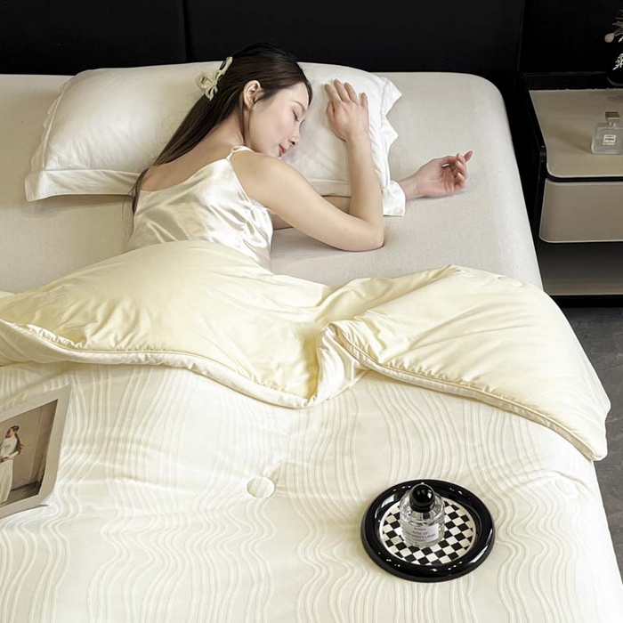 91家纺网 家纺一手货源 找家纺 子由家居 2025新款凉感丝浮雕提花大豆夏被被子被芯 曲线纹-米白