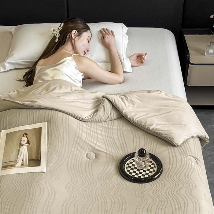 91家纺网 家纺一手货源 找家纺 子由家居 2025新款凉感丝浮雕提花大豆夏被被子被芯 曲线纹-香槟