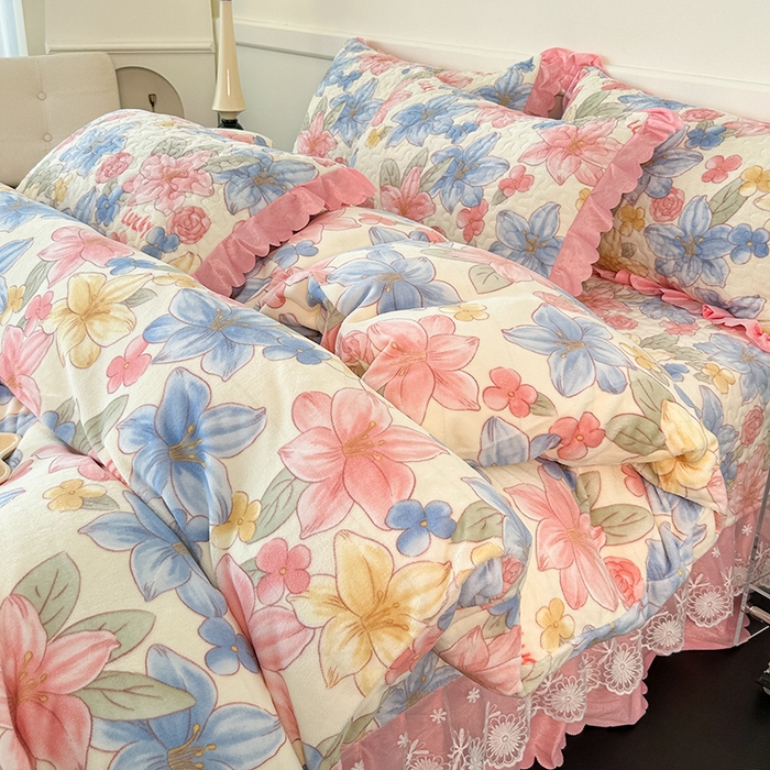 91家纺网 家纺一手货源 找家纺 珍爱家纺 2025新款冬季加厚夹棉保暖牛奶绒蕾丝花边床盖床裙单件三件套双人四件套 花季物语