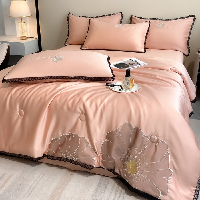 91家纺网 家纺一手货源 找家纺 子由家居 2025新款水洗真丝贴布绣花花边夏被四件套-太阳花 太阳花-浅粉