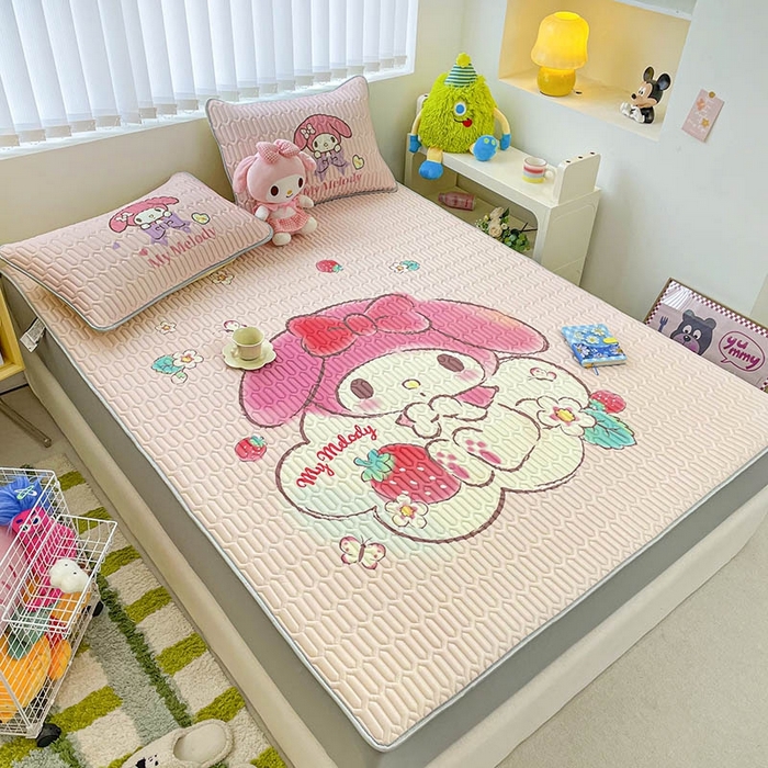 91家纺网 家纺一手货源 找家纺 米帛2025新款大版三丽鸥乳胶凉席-床笠款 草莓美乐蒂