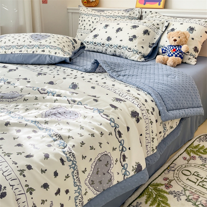 91家纺网 家纺一手货源 找家纺 盛秋家纺 2026新款A类水洗棉豆豆夏被系列 着迷+蓝灰