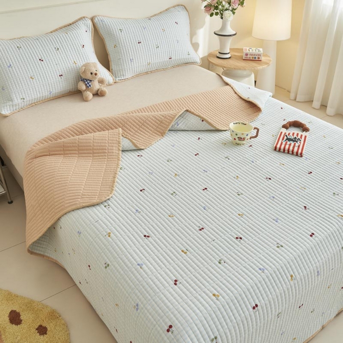 91家纺网 家纺一手货源 找家纺 子由家居 2025新款纯棉印花夹棉床盖 纯棉床盖-方格樱桃