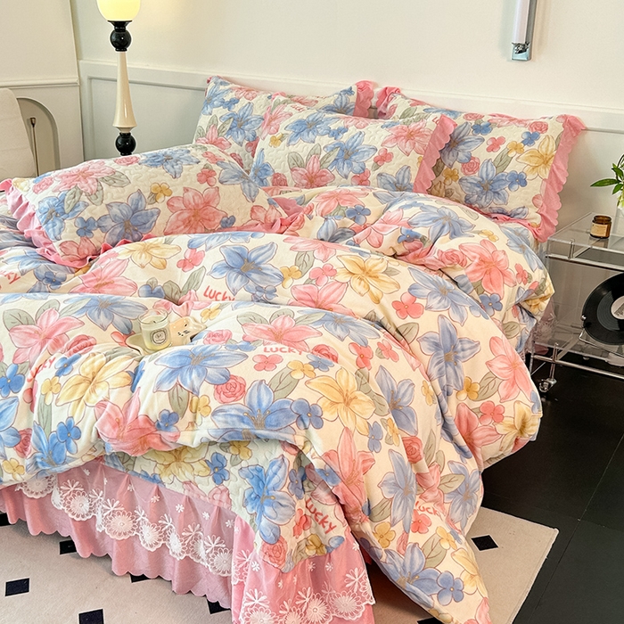 91家纺网 家纺一手货源 找家纺 珍爱家纺 2025新款冬季加厚夹棉保暖牛奶绒蕾丝花边床盖床裙单件三件套双人四件套 花季物语