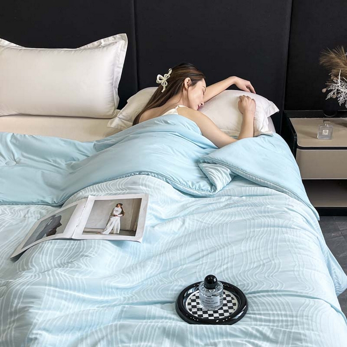 91家纺网 家纺一手货源 找家纺 子由家居 2025新款凉感丝浮雕提花大豆夏被被子被芯 曲线纹-天蓝