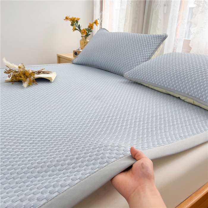 91家纺网 家纺一手货源 找家纺 喜居 2025新款无印风豆豆席宽边平席冰豆豆凉豆豆凉席 夏夜蓝