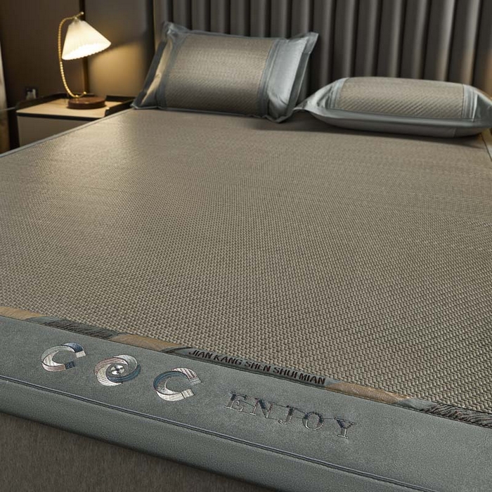 91家纺网 家纺一手货源 找家纺 鑫琪莱家纺 2025新款PE雪藤刺绣工艺款凉席典雅贡藤-灰