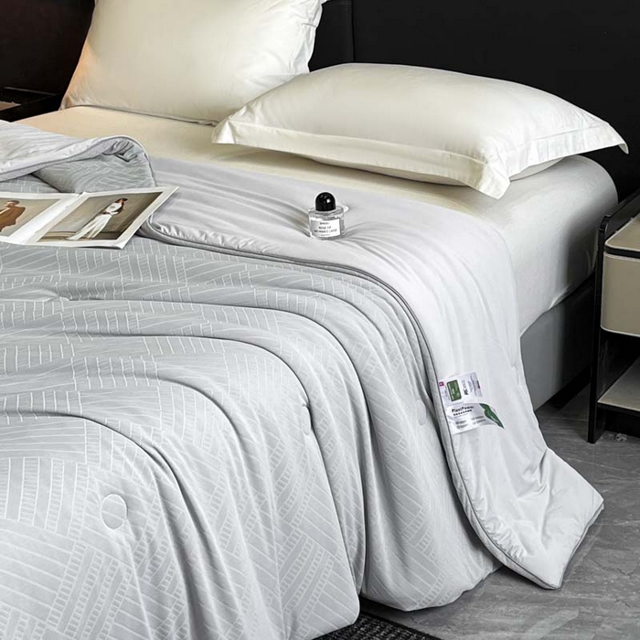 91家纺网 家纺一手货源 找家纺 子由家居 2025新款凉感丝浮雕提花大豆夏被被子被芯 经典格-浅灰