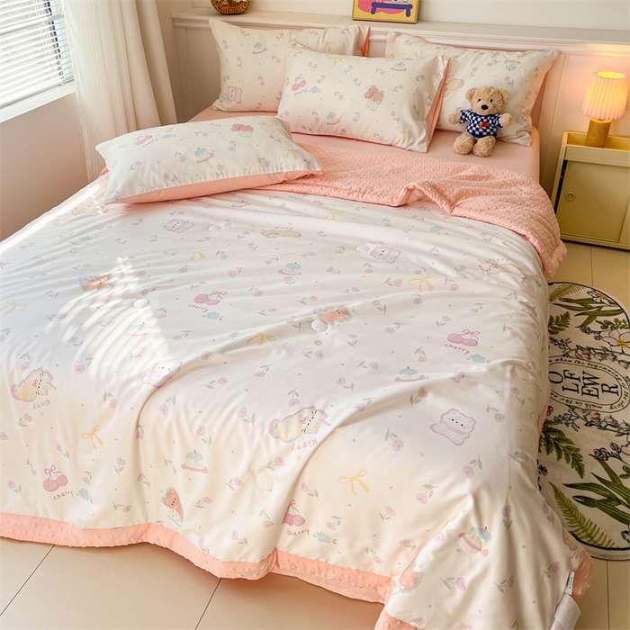 91家纺网 家纺一手货源 找家纺 盛秋家纺 2026新款A类水洗棉豆豆夏被系列 花满天+奶油粉