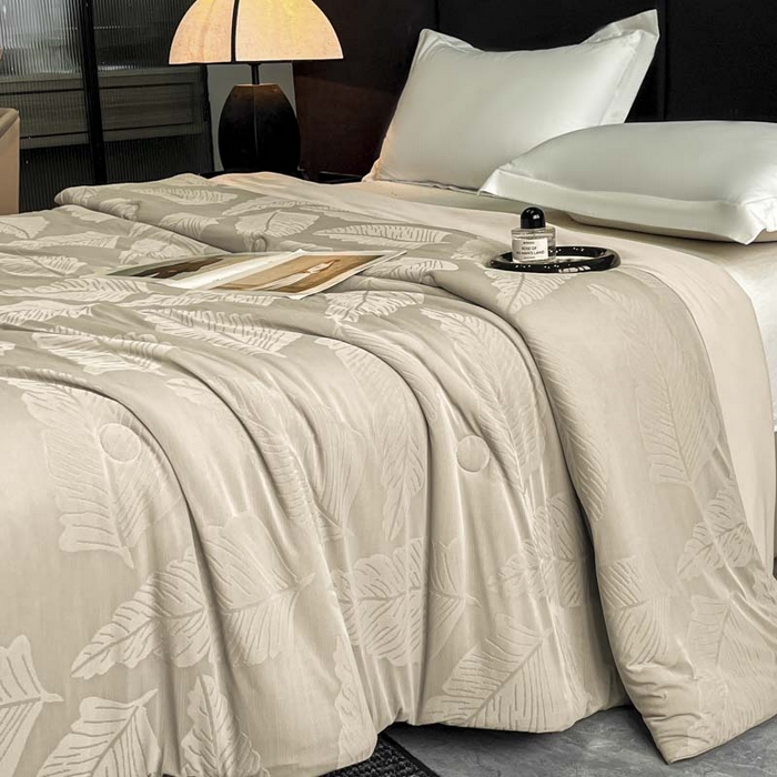 91家纺网 家纺一手货源 找家纺 子由家居 2025新款凉感丝浮雕提花大豆夏被被子被芯 枫叶-香槟