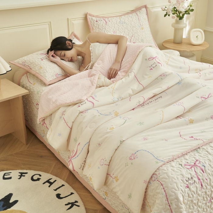 91家纺网 家纺一手货源 找家纺 子由家居 2025新款凉感丝豆豆夏被四件套 凉感豆豆被-爱情结