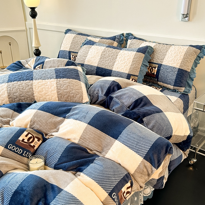 91家纺网 家纺一手货源 找家纺 珍爱家纺 2025新款冬季加厚夹棉保暖牛奶绒蕾丝花边床盖床裙单件三件套双人四件套 蓝大格