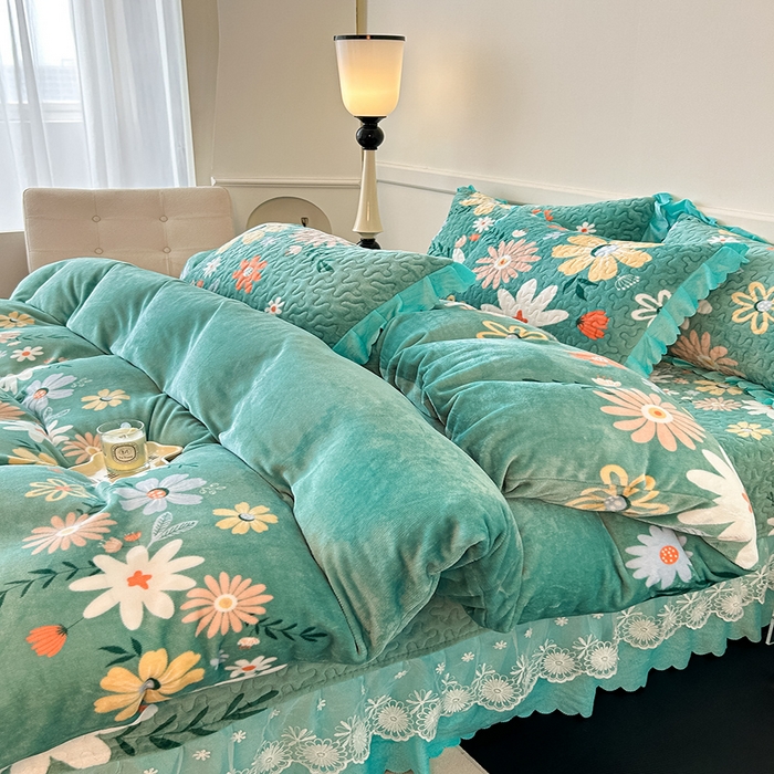 91家纺网 家纺一手货源 找家纺 珍爱家纺 2025新款冬季加厚夹棉保暖牛奶绒蕾丝花边床盖床裙单件三件套双人四件套 花颜绽放