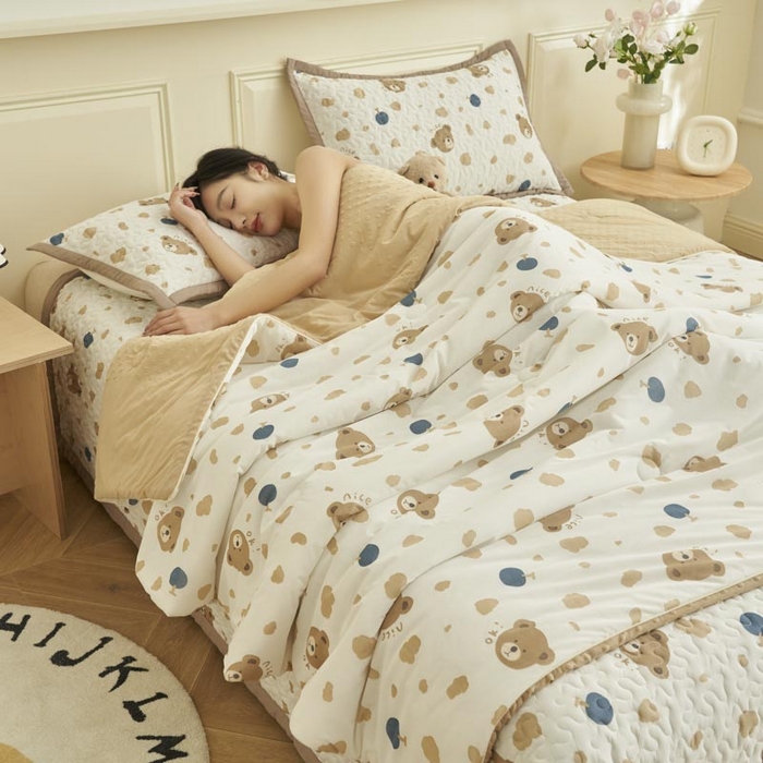 91家纺网 家纺一手货源 找家纺 子由家居 2025新款凉感丝豆豆夏被四件套 凉感豆豆被-可爱熊