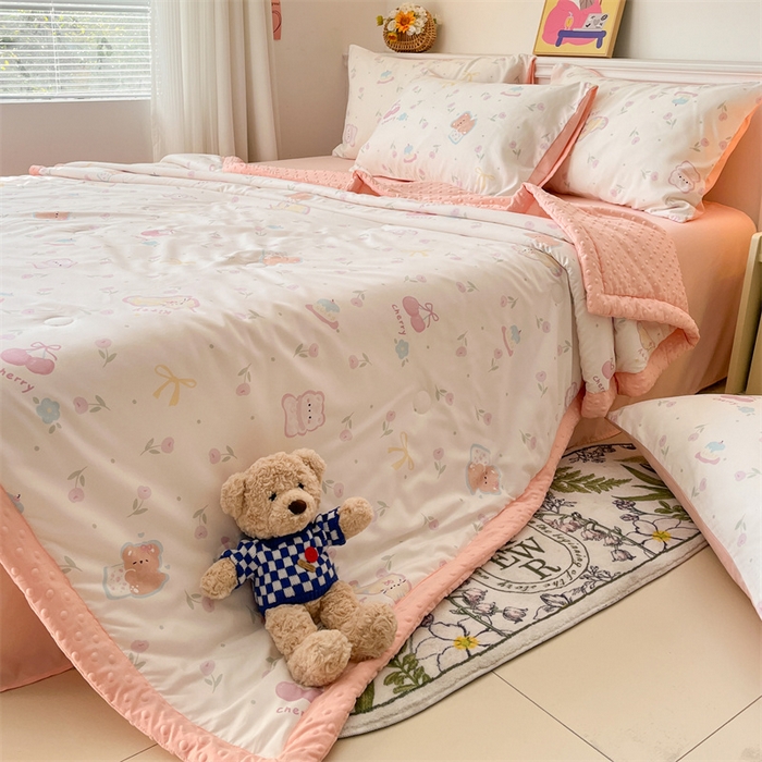 91家纺网 家纺一手货源 找家纺 盛秋家纺 2026新款A类水洗棉豆豆夏被系列 花满天+奶油粉