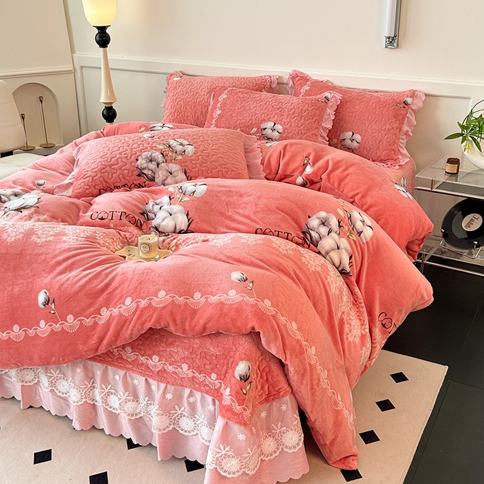 91家纺网 家纺一手货源 找家纺 珍爱家纺 2025新款冬季加厚夹棉保暖牛奶绒蕾丝花边床盖床裙单件三件套双人四件套 木棉花
