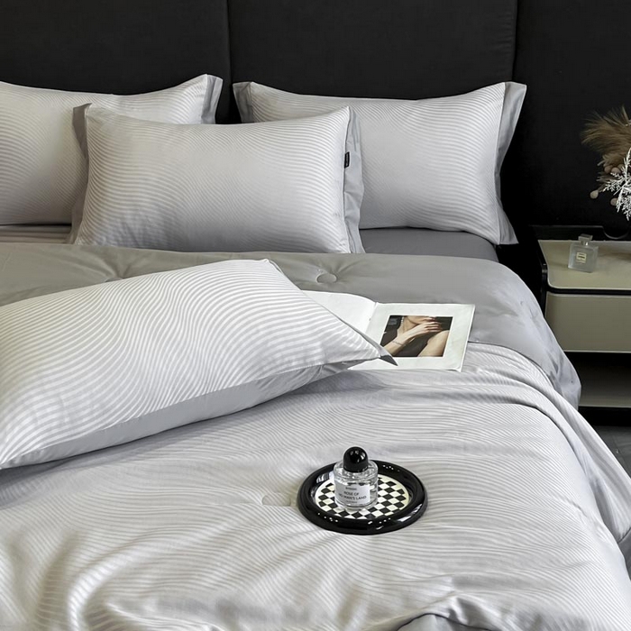 91家纺网 家纺一手货源 找家纺 子由家居 2025新款水洗真丝曲线银丝提花夏被四件套 银丝提花-浅灰