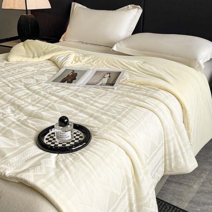 91家纺网 家纺一手货源 找家纺 子由家居 2025新款凉感丝浮雕提花大豆夏被被子被芯 菱形纹-米白