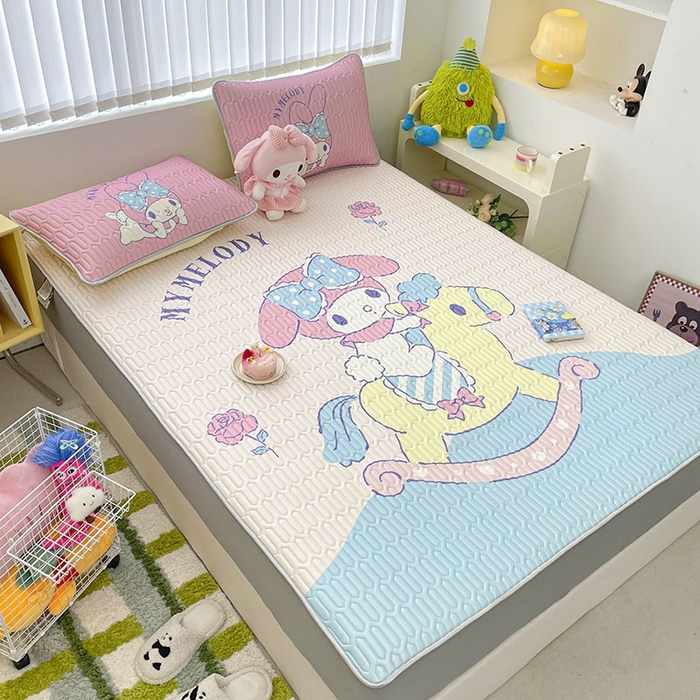 91家纺网 家纺一手货源 找家纺 米帛家纺2025新款大版三丽鸥乳胶凉席-绑带款 木马美乐蒂