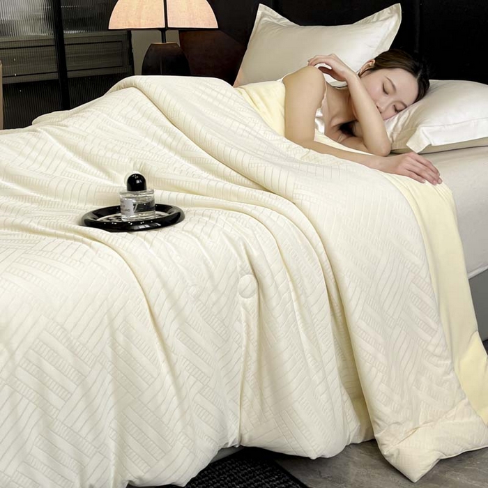 91家纺网 家纺一手货源 找家纺 子由家居 2025新款凉感丝浮雕提花大豆夏被被子被芯 经典格-米白