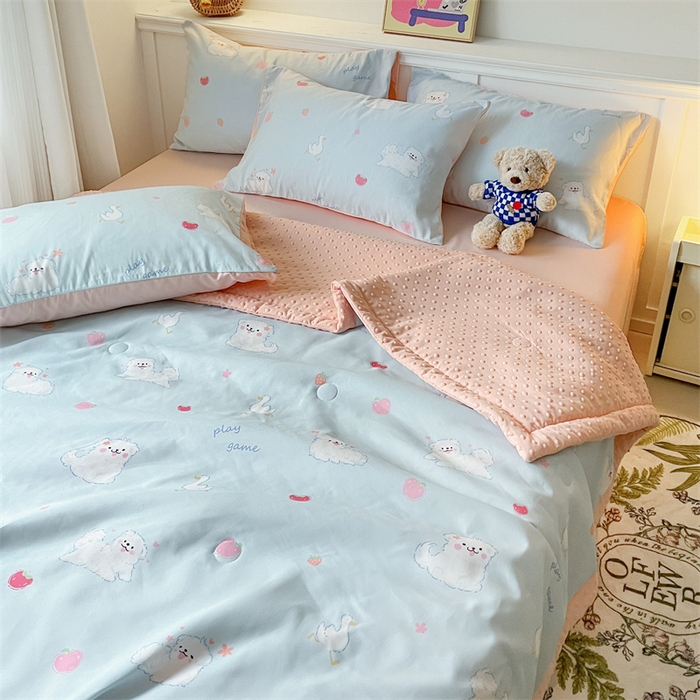 91家纺网 家纺一手货源 找家纺 盛秋家纺 2026新款A类水洗棉豆豆夏被系列 甜心猫+奶油粉