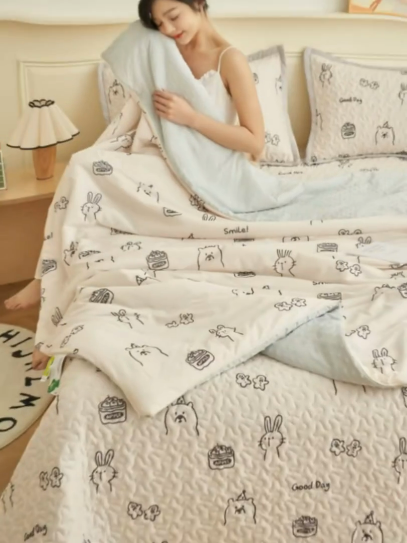 91家纺网 家纺一手货源 找家纺 子由家居 2025新款凉感丝豆豆夏被四件套 凉感豆豆被-小熊博士