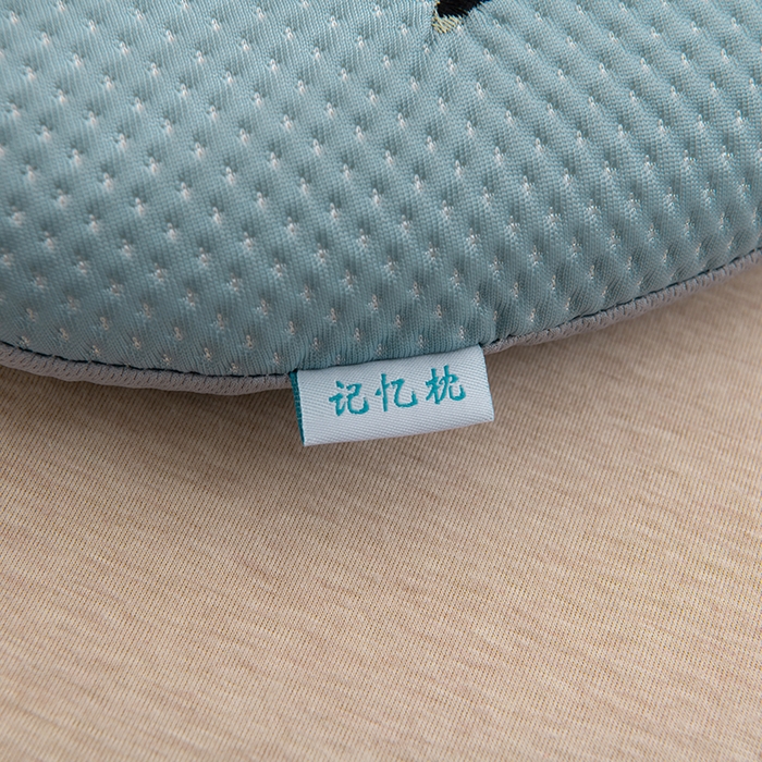 91家纺网 家纺一手货源 找家纺 芯洲 2025新款凉感记忆棉枕头儿童学生夏季冰丝凉枕护颈透气慢回弹记忆枕 梦乐园-蓝  25*50cm