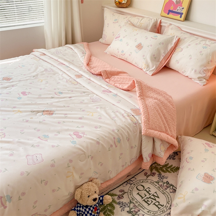 91家纺网 家纺一手货源 找家纺 盛秋家纺 2026新款A类水洗棉豆豆夏被系列 花满天+奶油粉