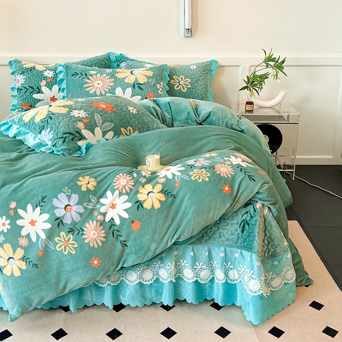 91家纺网 家纺一手货源 找家纺 珍爱家纺 2025新款冬季加厚夹棉保暖牛奶绒蕾丝花边床盖床裙单件三件套双人四件套 花颜绽放