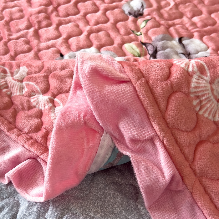 91家纺网 家纺一手货源 找家纺 2025新款水晶绒床单盖毯单人三件套花边毯子冬季加厚保暖双人加棉防滑绒毯 木棉花粉